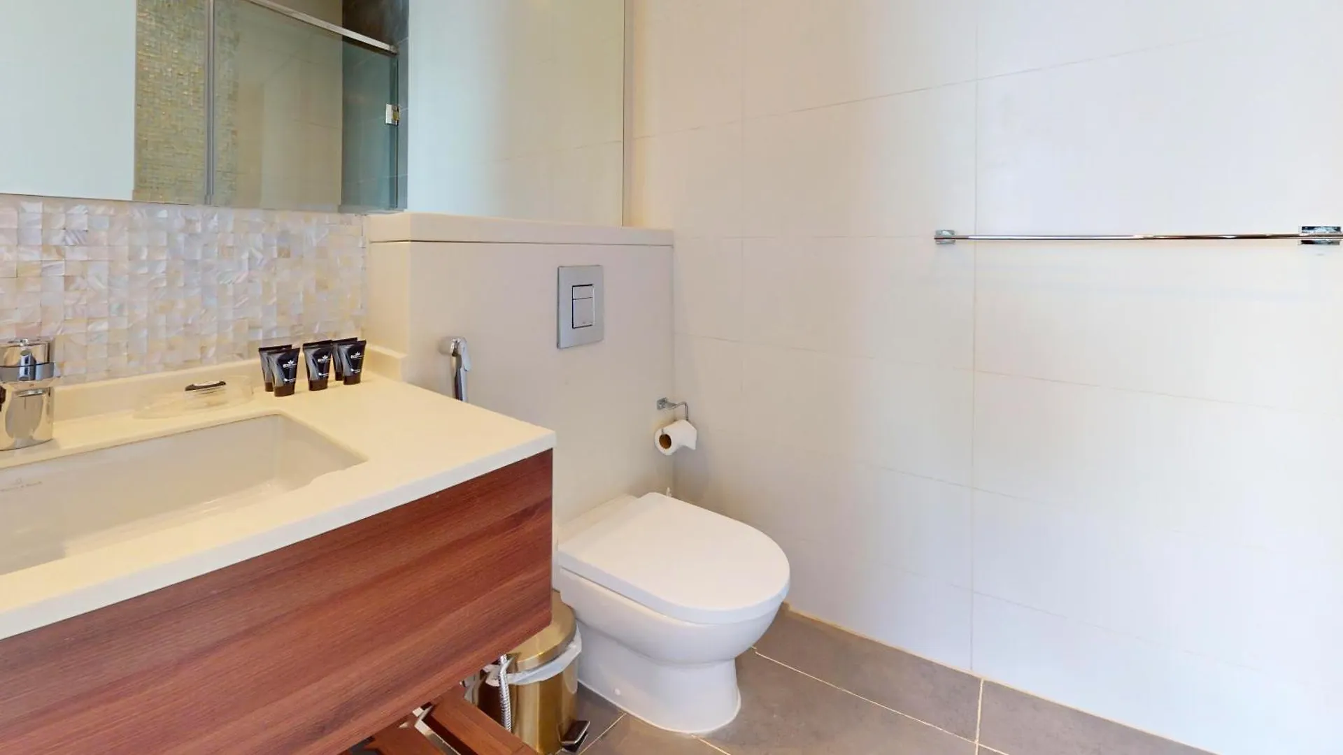 Exquisite 1-Bedroom Furnished Apartment - Meydan Dubai 0*,